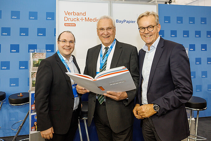 r32_2143.jpg r32_2143.jpg