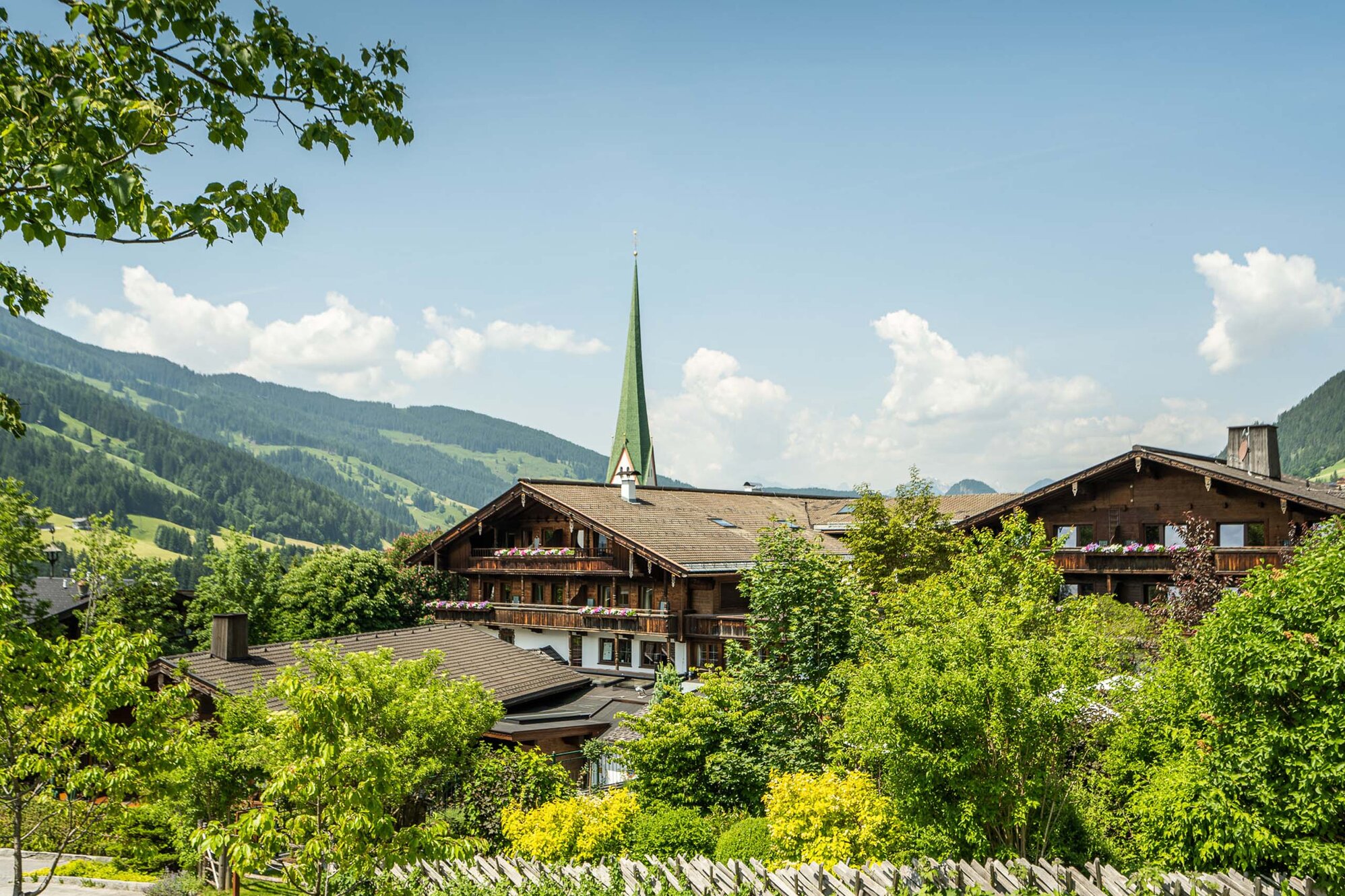 Stammhaus_mit_Kirche_im_Hintergrund.jpg Stammhaus_mit_Kirche_im_Hintergrund.jpg