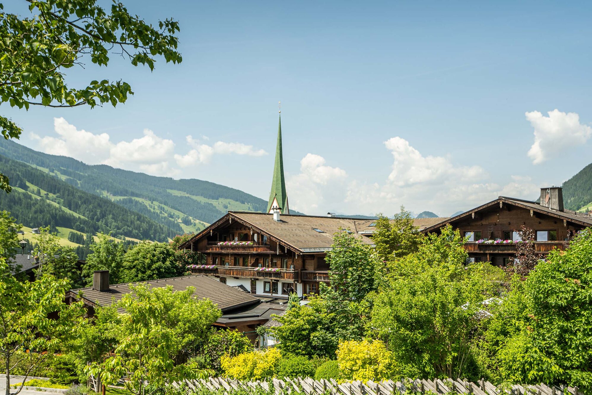 Stammhaus_mit_Kirche_im_Hintergrund.jpg