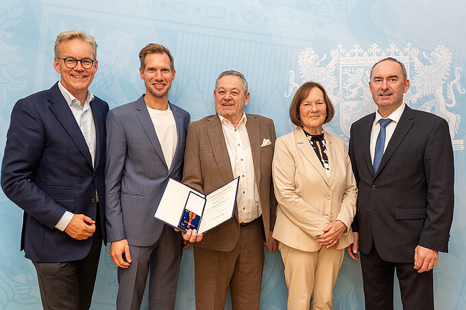 20251007_Bundesverdienstorden_an_Hannes_Riebl__c__StMWi__2_.jpeg