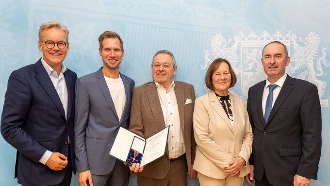 20251007_Bundesverdienstorden_an_Hannes_Riebl__c__StMWi__2_.jpeg