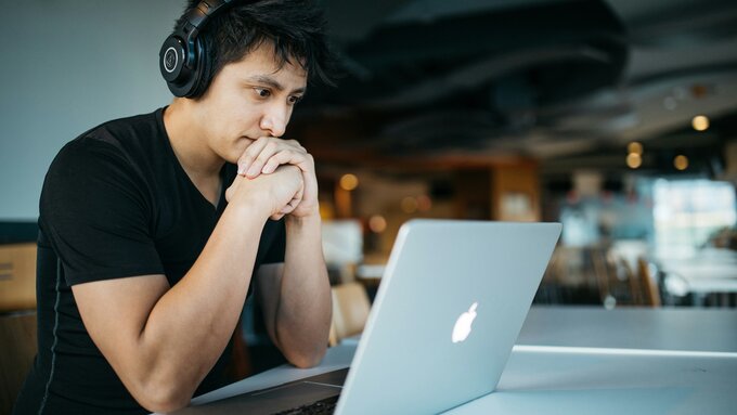 Person_vor_Laptop_unsplash.com_wes-hicks.jpg Person_vor_Laptop_unsplash.com_wes-hicks.jpg